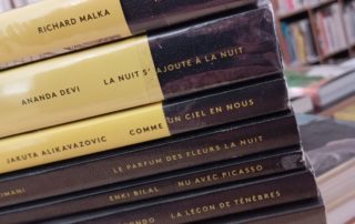 pile de livres à la bibliothèque