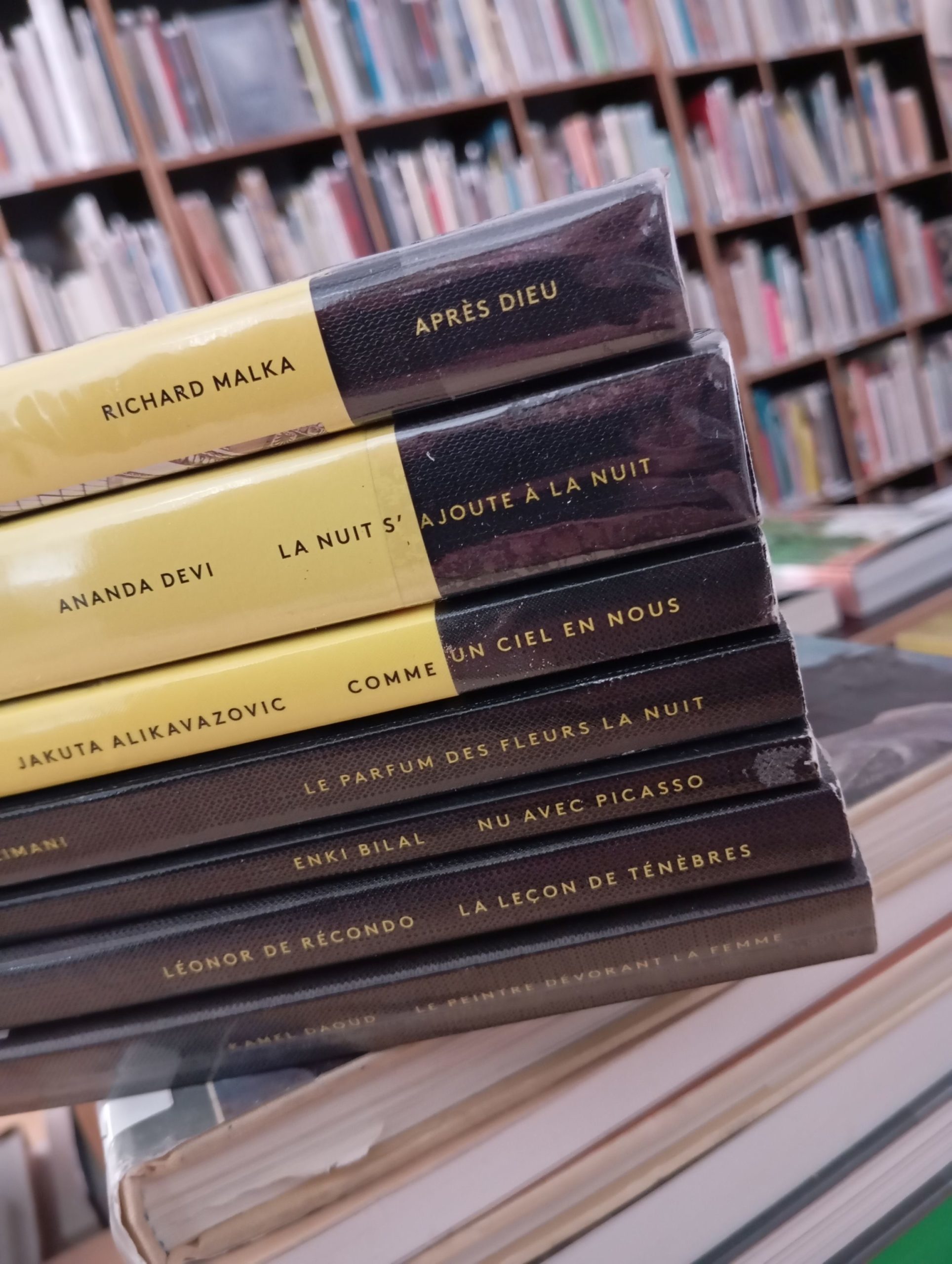 pile de livres à la bibliothèque
