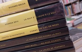 pile de livres à la bibliothèque
