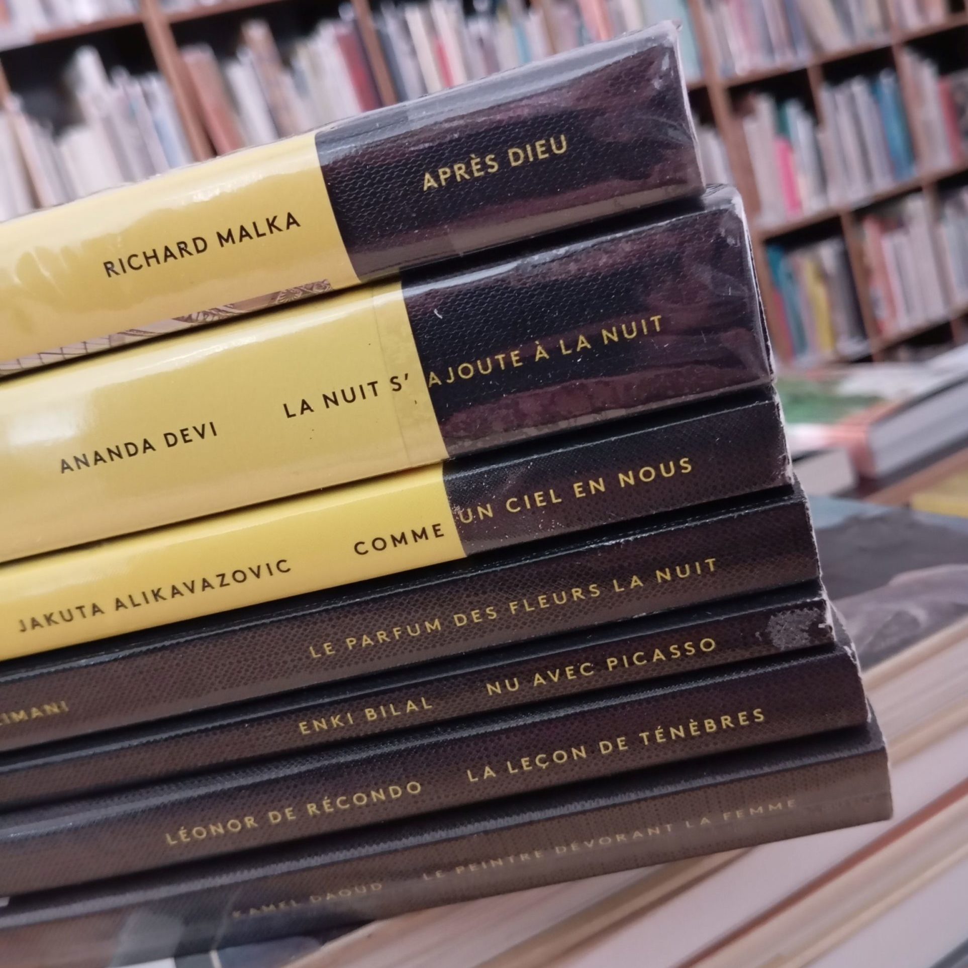 pile de livres à la bibliothèque